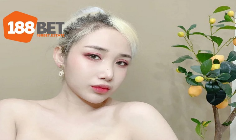 Dương Nguyệt Cầm - Mỹ Nhân Với Nhiều Hình Ảnh Nóng Bỏng 2 Tok Molly từng vướng vào một scandal lộ clip nóng